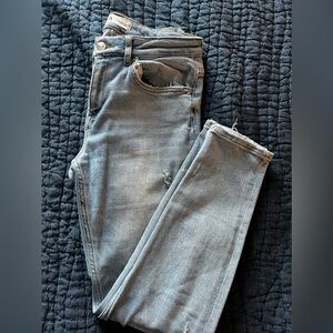 Zara women’s size 8 slightly distressed jean